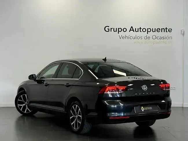 Usado VW Passat Executive 150 CV (110 kW) 2021 Negro Berlina