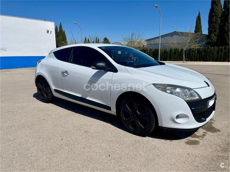Blanco Usado 2010 Renault Mégane III Dynamique Berlina | 5900 € (Buen precio) - Imagen 1/4