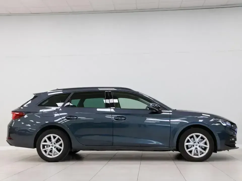 Usado Seat Leon Style 110 CV (80 kW) 2023 Gris Familiar