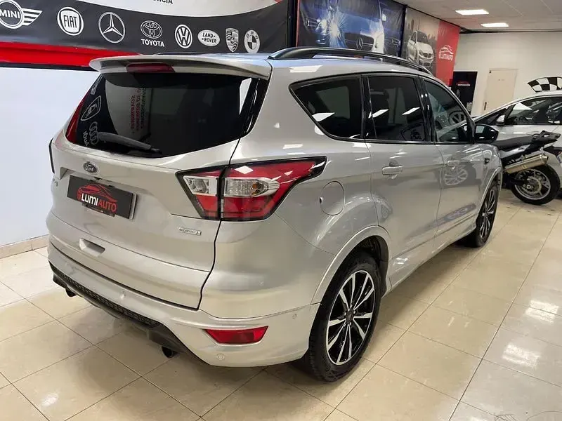Usado Ford Kuga ST-Line 150 CV (110 kW) 2018 Gris / plata SUV