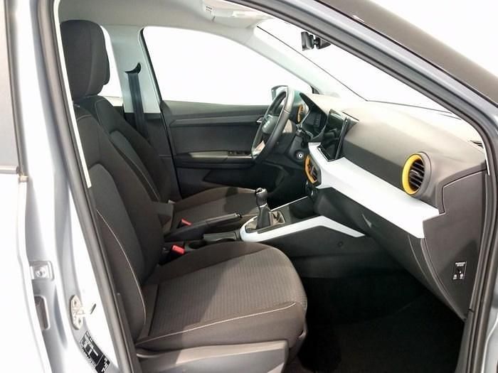 Usado Seat Arona Style 110 CV (80 kW) 2024 Gris plata SUV