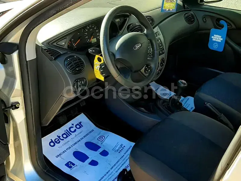 Usado Ford Focus Ambiente 100 CV (73 kW) 2005 Gris / plata Berlina