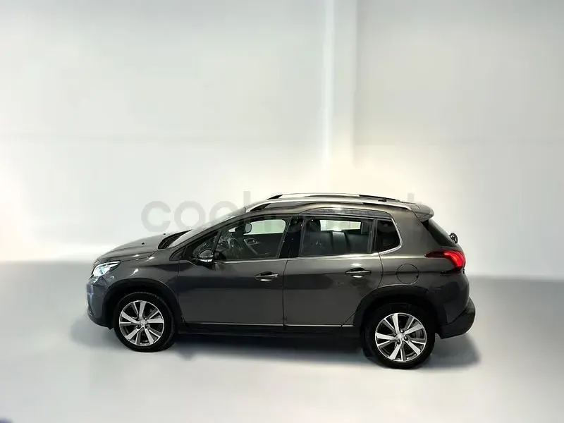 Usado Peugeot 2008 Allure 100 CV (73 kW) 2018 Gris / plata SUV