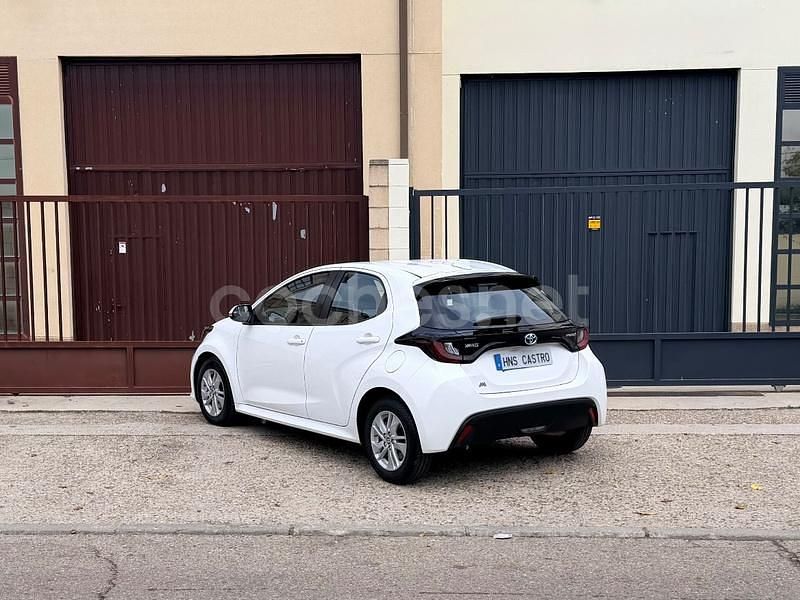 Usado Toyota Yaris Hybrid Business Edition 116 CV (85 kW) 2021 Blanco Berlina