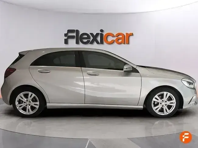 Usado Mercedes A180 122 CV (89 kW) 2017 Gris / plata Utilitario