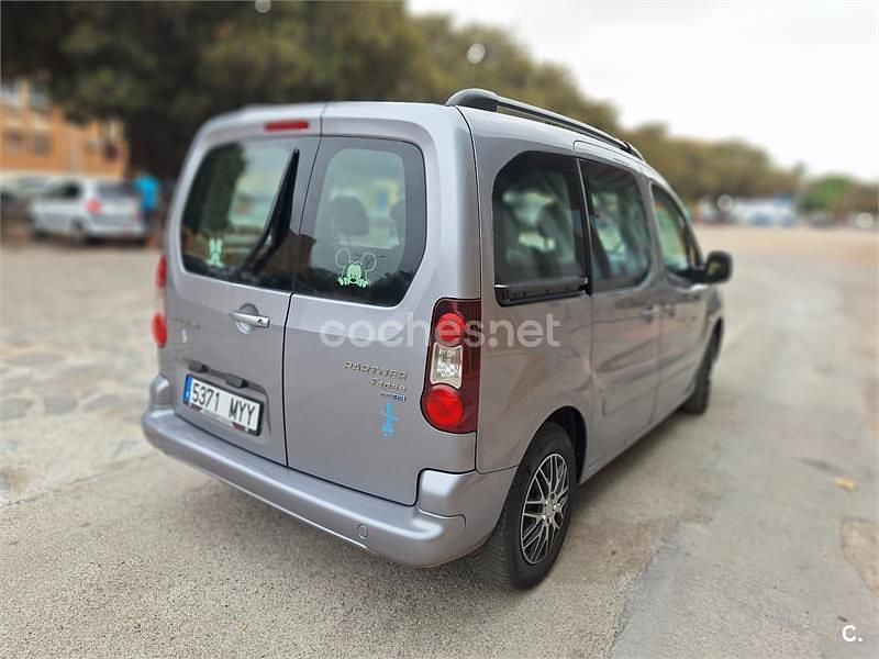 Usado Peugeot TePee Active 100 CV (73 kW) 2016 Gris / plata Monovolumen