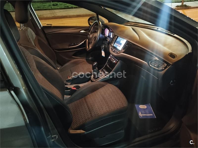 Usado Opel Astra Dynamic 110 CV (80 kW) 2017 Gris / plata Berlina
