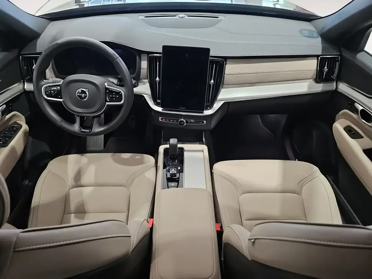 Usado Volvo XC90 Core 455 CV (334 kW) 2025 Granate SUV