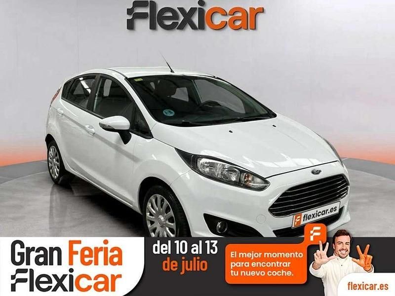 Blanco Usado 2015 Ford Fiesta Trend Utilitario | 7790 € (Precio justo) - Imagen 1/4