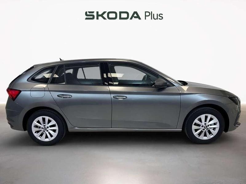 Usado Skoda Scala Essence 116 CV (85 kW) 2025 Gris Utilitario