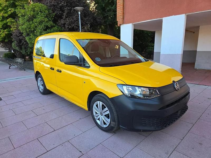Begagnad VW Caddy 102 HK (75 kW) 2022 Gul Minibuss