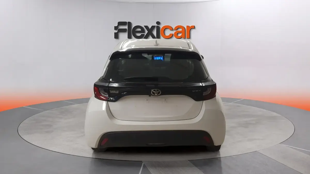 Usado Toyota Yaris Hybrid Active 116 CV (85 kW) 2025 Blanco Berlina