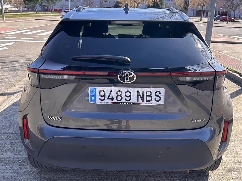 Usado Toyota Yaris Cross Style 130 CV (95 kW) 2025 Gris / plata SUV