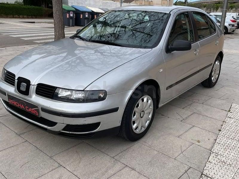Usado Seat Leon 105 CV (77 kW) 2001 Gris / plata Utilitario