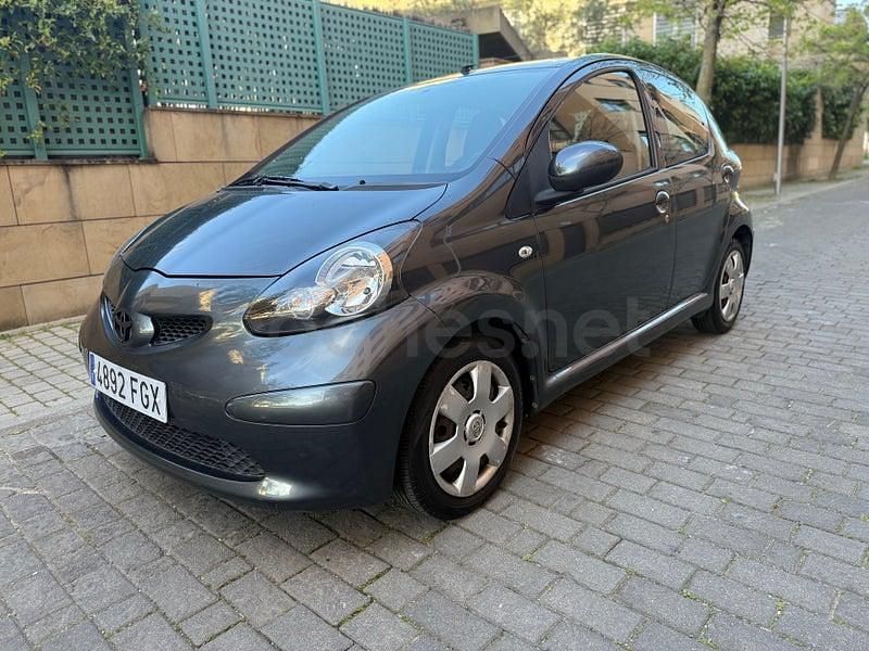 Usado Toyota Aygo 68 CV (50 kW) 2006 Azul Utilitario