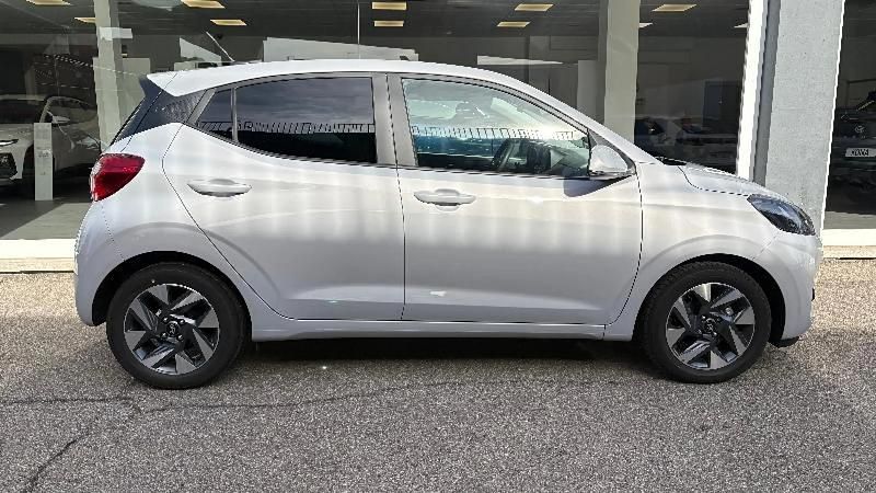 Usado Hyundai i10 66 CV (48 kW) 2025 Gris/plata Utilitario