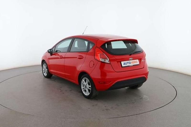 Usado Ford Fiesta Trend 75 CV (55 kW) 2015 Rojo Utilitario
