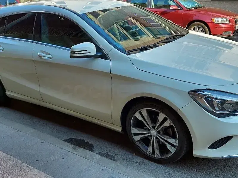 Usado Mercedes CLA220 Shooting Brake Urban 177 CV (130 kW) 2016 Blanco Familiar