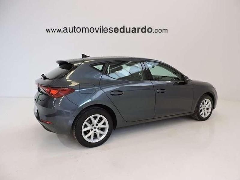 Usado Seat Leon Style 110 CV (80 kW) 2023 Gris Utilitario