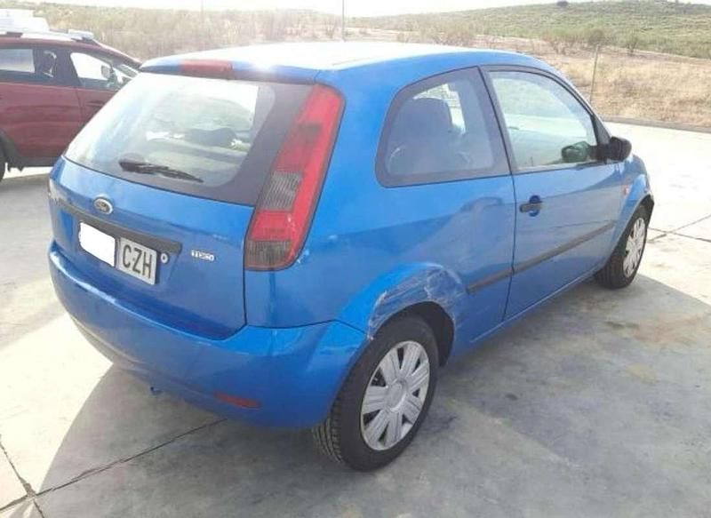 Usado Ford Fiesta Trend 68 CV (50 kW) 2004 Azul Utilitario