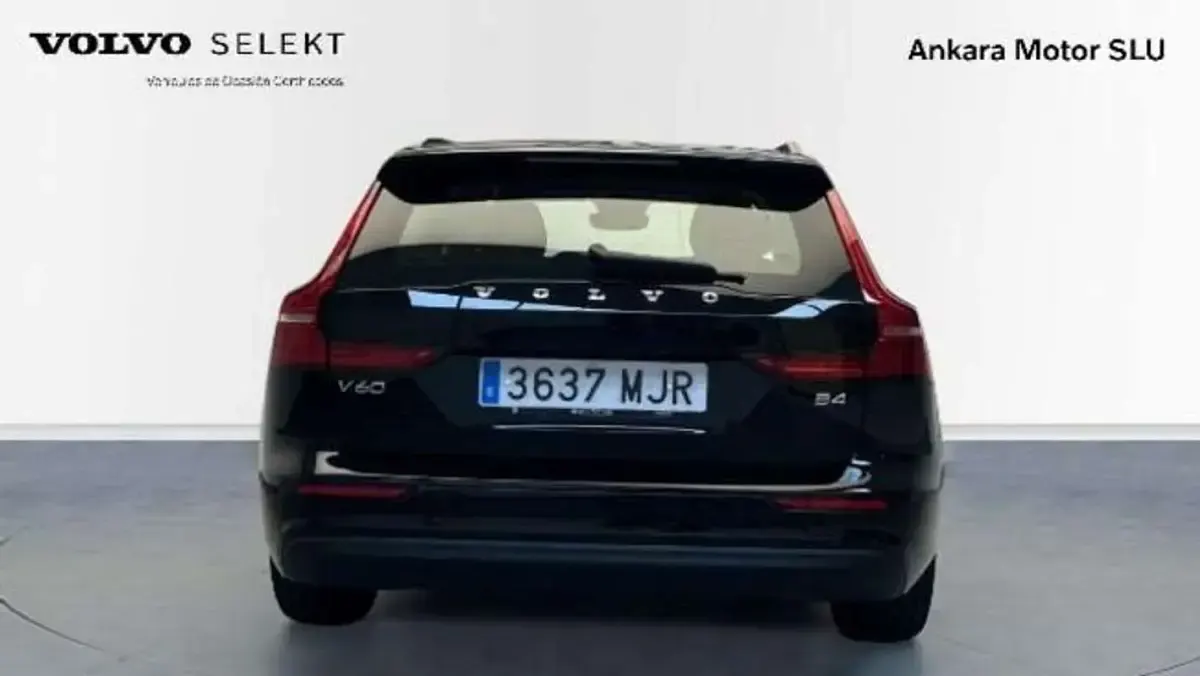 Usado Volvo V60 197 CV (144 kW) 2023 Negro Familiar