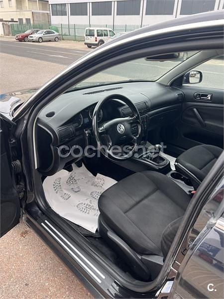 Usado VW Passat Trendline 130 CV (95 kW) 2004 Negro Familiar