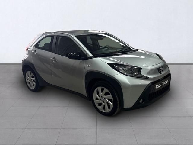 Usado Toyota Aygo X-play 69 CV (50 kW) 2024 Gris