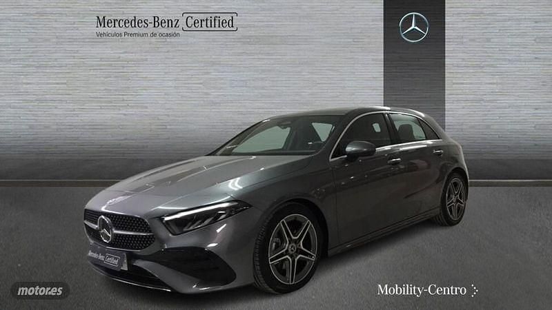 Usado Mercedes A180 AMG line 116 CV (85 kW) 2024 Gris montaña Berlina