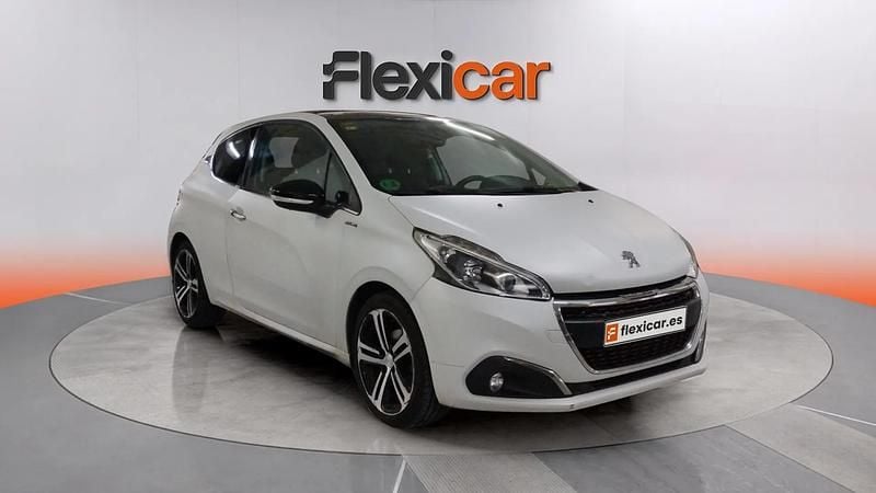 Usado Peugeot 208 GT-line 110 CV (80 kW) 2016 Blanco Utilitario