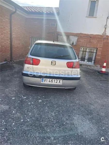 Usado Seat Ibiza 68 CV (50 kW) 1999 Gris / plata Utilitario