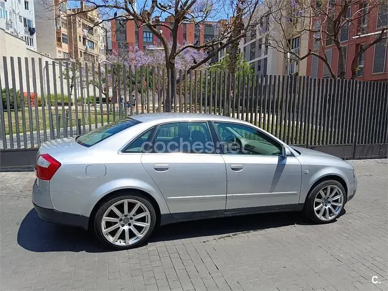 Usado Audi A4 130 CV (95 kW) 2001 Gris / plata Berlina