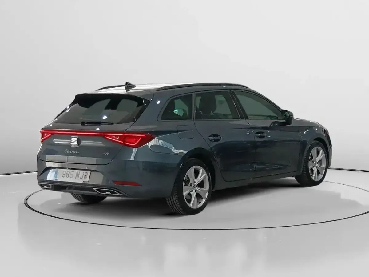Usado Seat Leon FR 130 CV (95 kW) 2023 Gris Familiar