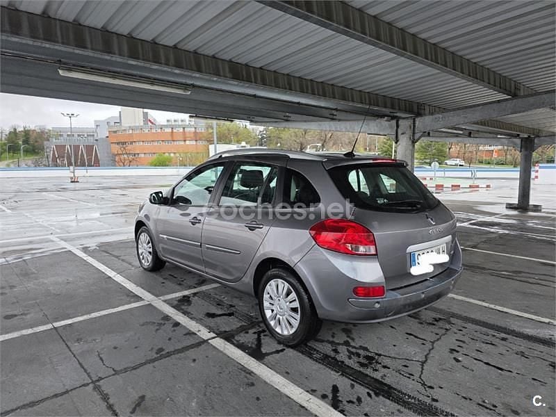 Usado Renault Clio GrandTour Dynamique 90 CV (66 kW) 2012 Gris / plata Familiar