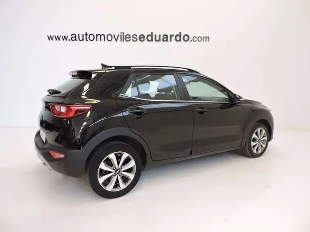 Begagnad Kia Stonic 120 HK (88 kW) 2022 Svart SUV
