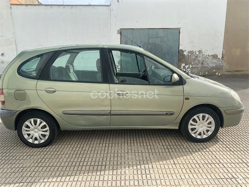 Usado Renault Scénic Expression 120 CV (88 kW) 2003 Verde Monovolumen