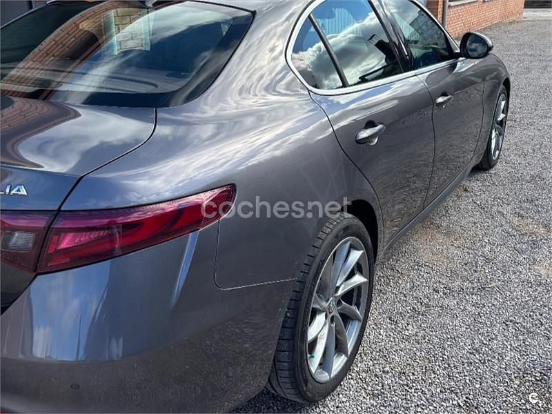 Usado Alfa Romeo Giulia Super 150 CV (110 kW) 2018 Gris / plata Berlina