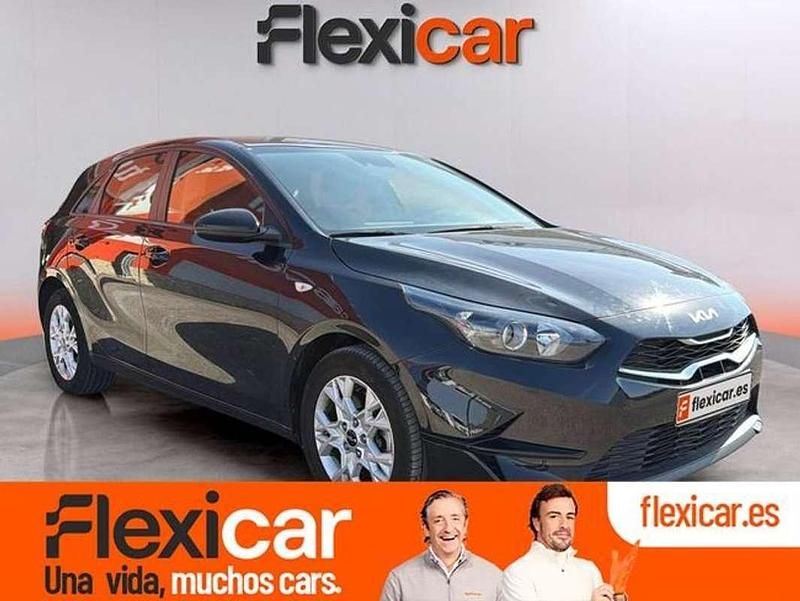 Usado Kia Ceed 136 CV (100 kW) 2023 Negro Utilitario