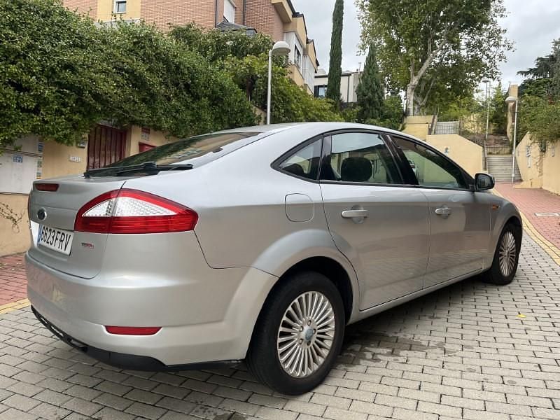 Usado Ford Mondeo Titanium 140 CV (102 kW) 2007 Plata metalizado Berlina