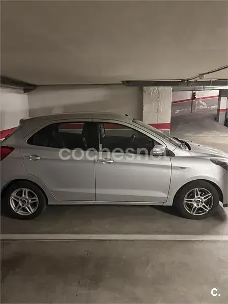 Usado Ford Ka Plus Ultimate 85 CV (62 kW) 2018 Gris / plata Utilitario