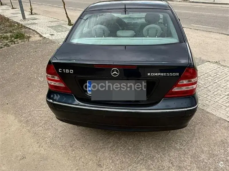 Usado Mercedes C180 Elegance 143 CV (105 kW) 2005 Azul Berlina