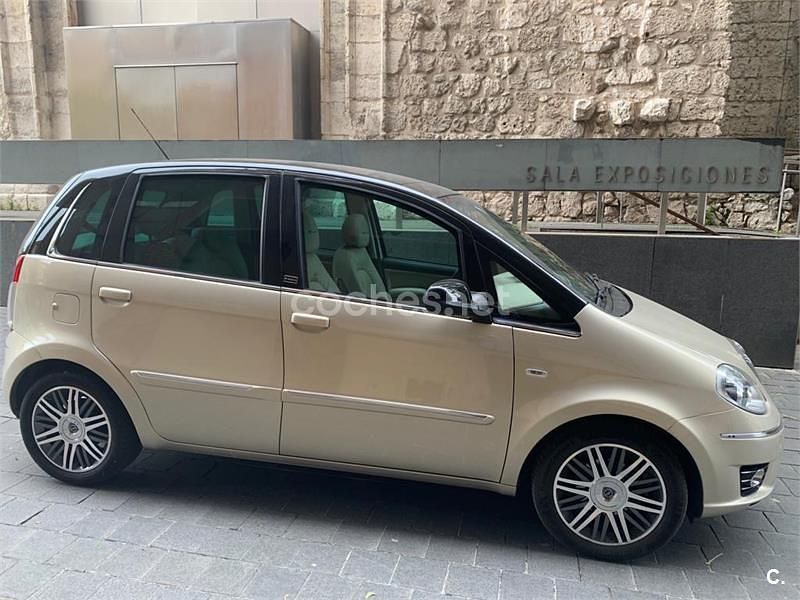 Usado Lancia Musa 95 CV (69 kW) 2011 Negro Monovolumen