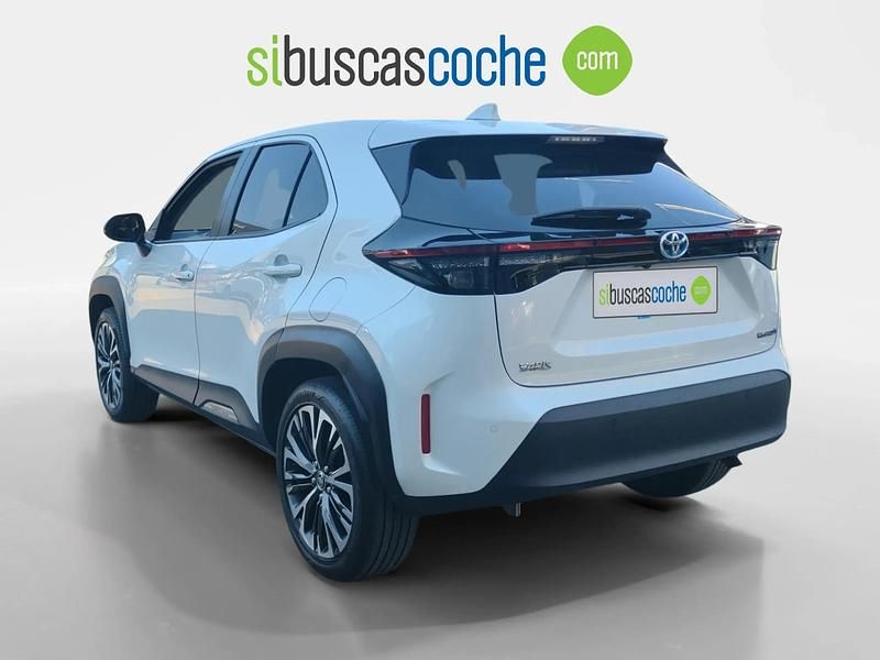 Usado Toyota Yaris Hybrid Plus 120 CV (88 kW) 2022 Negro