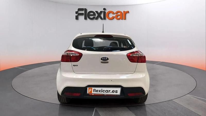 Usado Kia Rio 86 CV (63 kW) 2014 Blanco Berlina