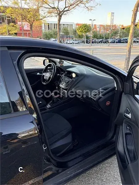 Usado Ford Focus Trend 125 CV (91 kW) 2015 Negro Berlina
