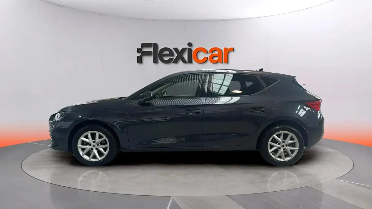 Usado Seat Leon Style 131 CV (96 kW) 2021 Gris Berlina