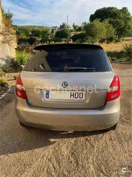Usado Skoda Fabia Ambition 85 CV (62 kW) 2011 Gris / plata Berlina