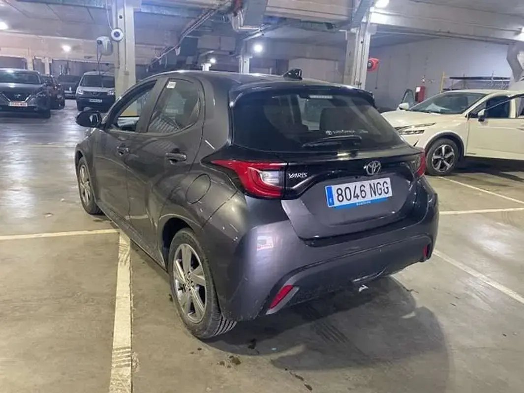 Usado Toyota Yaris Active 116 CV (85 kW) 2025 Gris Utilitario