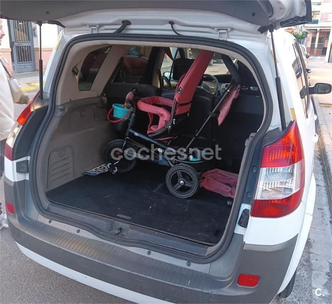Usado Renault Scénic II Authentique 115 CV (84 kW) 2005 Blanco Monovolumen