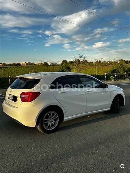Usado Mercedes A180 Urban 122 CV (89 kW) 2014 Blanco Berlina