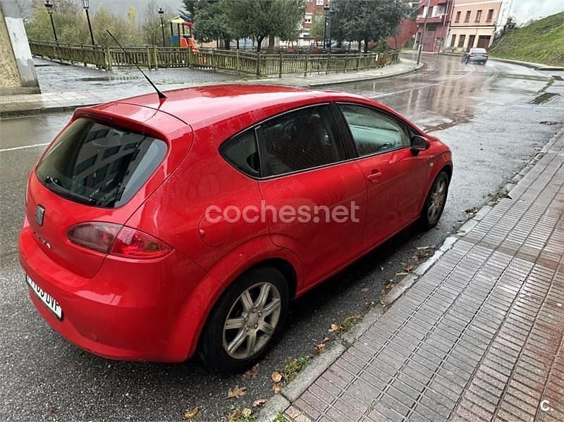 Usado Seat Leon Sport 105 CV (77 kW) 2006 Rojo Utilitario